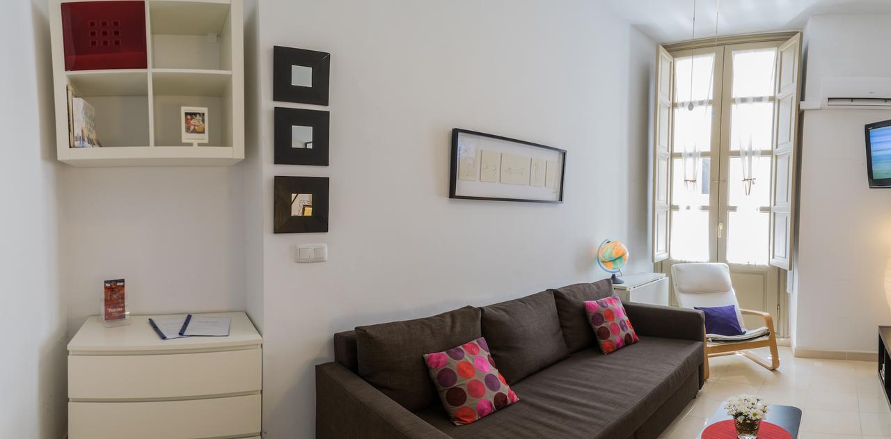 Malama Apartamentos Turisticos マラガ エクステリア 写真